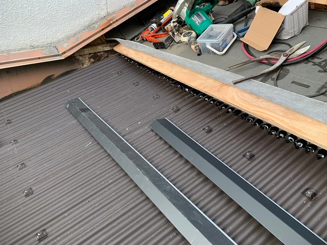 防水紙と差し掛け屋根